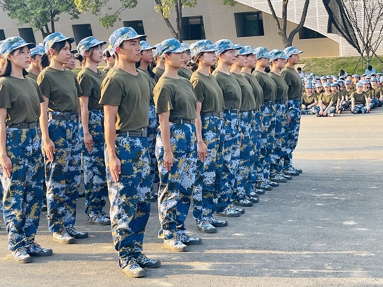 说明: C:\Users\Administrator\Desktop\ac米兰官方网站2022级新生军训圆满结束2022.10.8\ac米兰官方网站2022级新生军训圆满结束2022.10.8\2.jpg