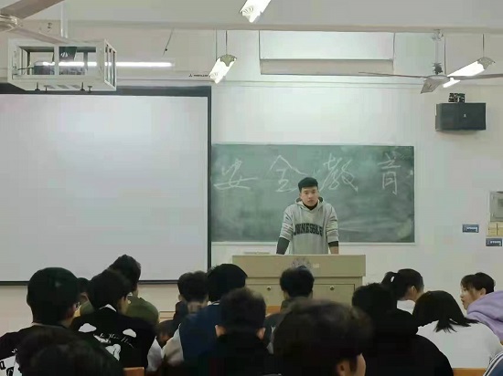 说明: C:\Users\Administrator\Desktop\ac米兰官方网站召开期末安全教育主题班会2021.12.27\ac米兰官方网站召开期末安全教育主题班会2021.12.27\1.jpg