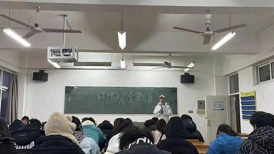 说明: C:\Users\Administrator\Desktop\ac米兰官方网站召开期末安全教育主题班会2021.12.27\ac米兰官方网站召开期末安全教育主题班会2021.12.27\2.jpg