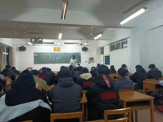 说明: C:\Users\Administrator\Desktop\ac米兰官方网站召开期末安全教育主题班会2021.12.27\ac米兰官方网站召开期末安全教育主题班会2021.12.27\4.jpg