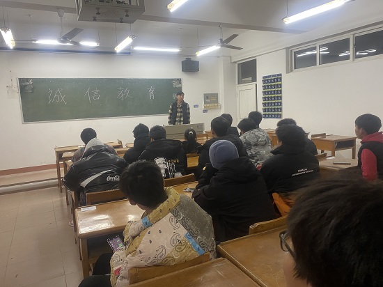 说明: C:\Users\Administrator\Desktop\ac米兰官方网站召开诚信教育主题班会2021.12.19\ac米兰官方网站召开诚信教育主题班会2021.12.19\1.jpg